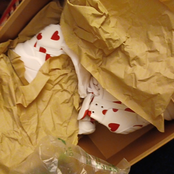 Burberry Regis Heart - Picture 2 of 12